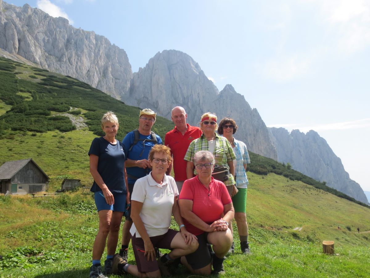 2023 08 27 Gemütliche Gruppe auf der Fölzalm